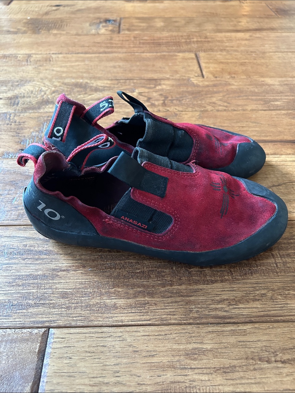 Five Ten Anasazi Moccasym Rock Climbing Shoes Red Black Size 39.5 Womens 8.5